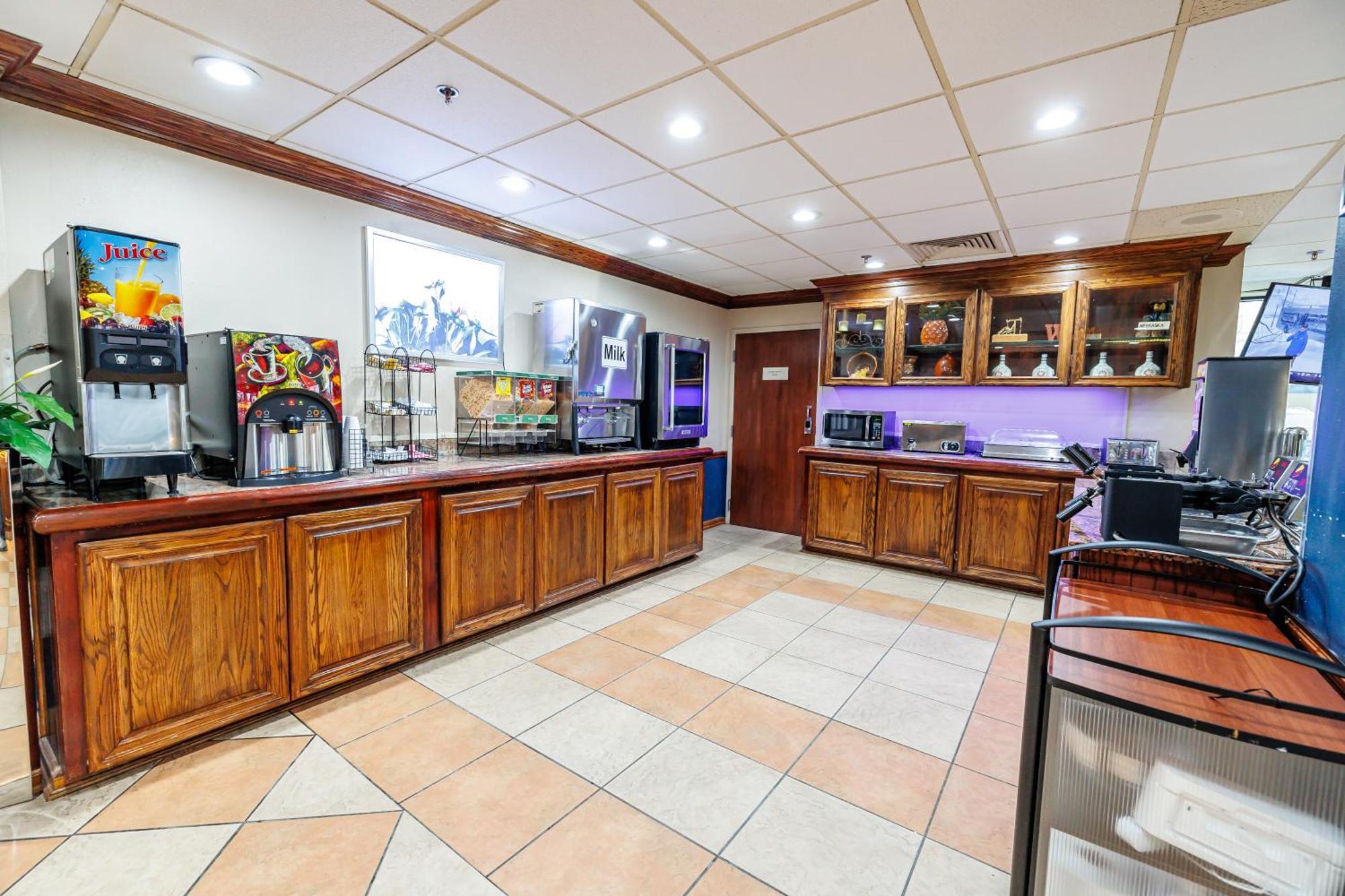 New Victorian Inn & Suites Омаха Экстерьер фото