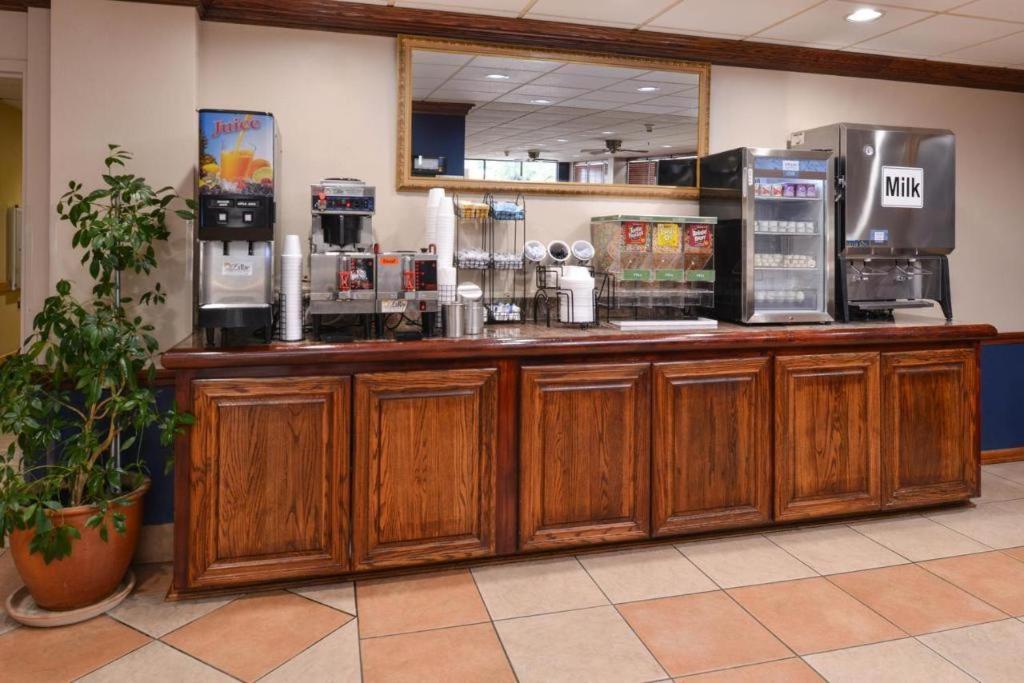 New Victorian Inn & Suites Омаха Экстерьер фото
